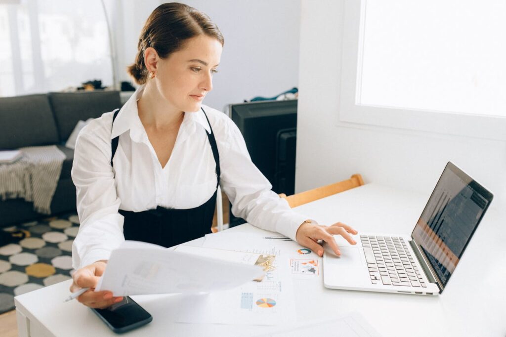 Femme regardant un ordinateur portable